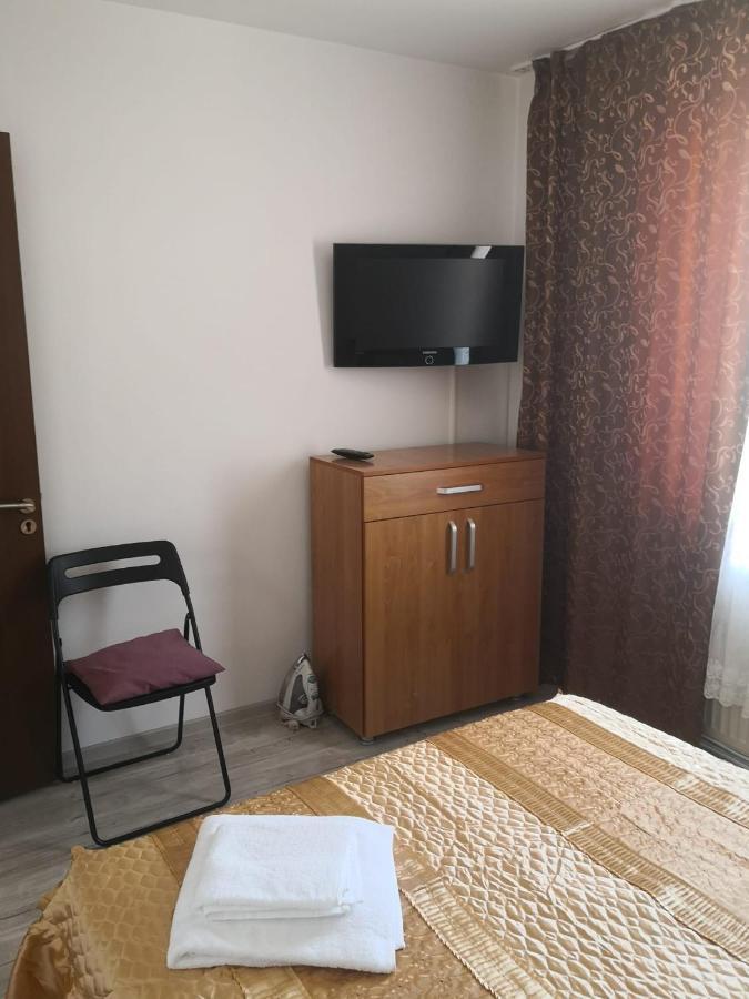 Apartament Cu Doua Camere Тиргу-Жіу Екстер'єр фото